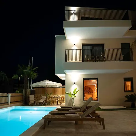 Palm Hotel apartamentowy Vrasná