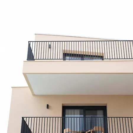 Palm 公寓式酒店 Vrasná